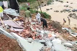 Nghệ An và Hà Tĩnh: Mưa lớn, lũ quét làm sập hai ngôi nhà và cầu tạm