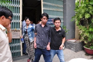 Căng thẳng năm giờ cứu thanh niên đòi nhảy lầu tự tử