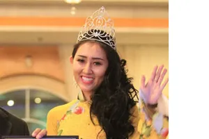 Hai người mẫu xuất ngoại thi 'chui' bị phạt ?