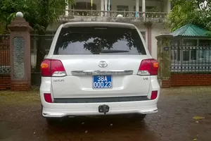Một tỉnh ủy viên đi xe biển số giả