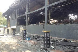 Một quán bar bị cháy, phóng viên bị hành hung cản trở