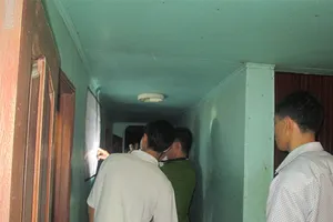 Một công nhân bị thanh sắt nặng hàng tấn đè chết