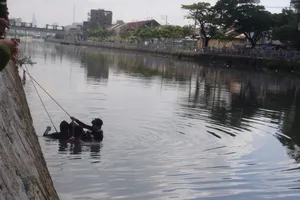 Bị rượt đuổi ráo riết, cướp chết đuối khi nhảy xuống sông trốn thoát