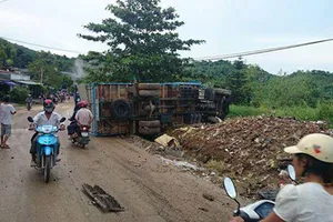 Xe tải gây tai nạn liên hoàn, chín người nhập viện