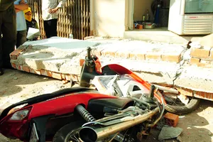 Chủ cửa hàng bị mái bêtông đè chết