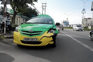 Taxi tông chết công nhân đang cắt tỉa cây xanh 