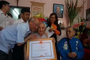 GS-nhạc sĩ Nguyễn Vĩnh Bảo được trao bằng khen của Thủ tướng