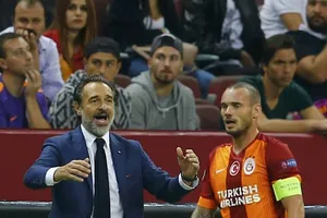 Galatasaray lại quỵt lương, Sneijder dọa kiện lên FIFA