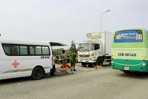 Đâm đầu vào xe tải, hai người tử vong