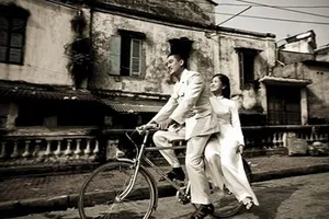 Ầm ĩ quanh bức ảnh được bịa thêm 40 năm tuổi