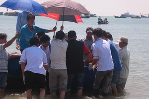 Đưa thi thể thuyền trưởng bị mất tích vào bờ để khám nghiệm