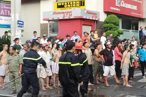 Siêu thị sát chung cư bốc cháy lúc sáng sớm