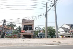 Chùm ảnh: Nhà nghiêng xuất hiện trên đường Phạm Văn Đồng