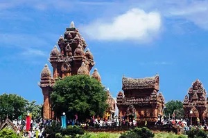 Lễ hội Kate và tục rước xiêm y của người Chăm