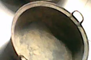 Làm vườn, bất ngờ đào được trống đồng nghi có niên đại hàng trăm năm