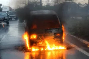 Xe tải cháy ngùn ngụt trên đường