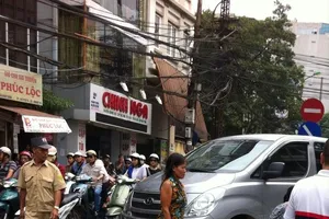 Xe chở tiền ngân hàng đi ngược chiều tông chết người đi bộ