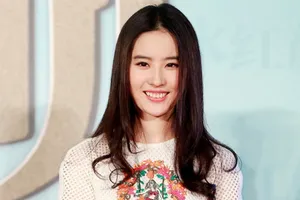 Lưu Diệc Phi toát mồ hôi khi đóng cảnh nóng