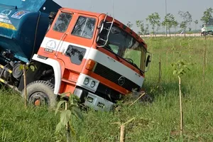 Tài xế lao xe xuống mương để tránh gây tai nạn liên hoàn