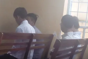 Bênh bạn, một người chết, sáu người hầu tòa