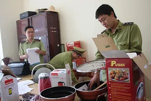 Bắt giữ nhiều chảo lậu, ấm siêu tốc không rõ nguồn gốc