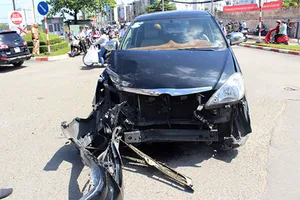 Ô tô đâm hông xe tải, hai tài xế đạp cửa thoát thân