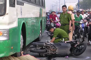 Va chạm giữa xe máy và xe buýt, một người tử vong
