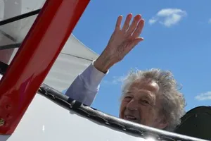 Cụ bà 91 tuổi lái máy bay ngắm cảnh