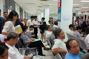 Người dân ùn ùn kéo nhau đến đổi GPLX khiến Sở GTVT quá tải