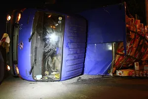 Xe tải chở bia lật nhào dưới chân cầu Sài Gòn