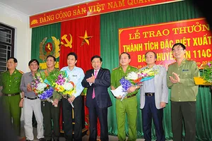 Thưởng 'nóng' 80 triệu đồng cho ban chuyên án khui ra đường dây gắn IC 'ăn' bớt xăng, dầu