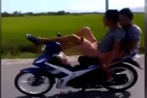Hai thanh niên bị phạt nguội vì lái xe bằng chân