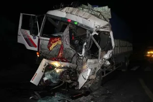 Xe tải nát đầu, hai người mắc kẹt trong cabin