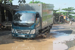 Xe quá tải cày nát đường dân sinh