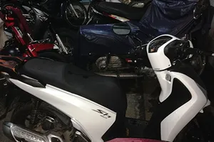 Trưởng công an phường đá văng dao, bắt nóng hai tên trộm xe SH