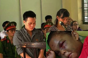 Tuyên án người mẹ và tình nhân đánh dập dã man bé gái bốn tuổi