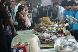 Hàng ngàn người chen chân tại 'Liên hoan ẩm thực món ngon các nước'