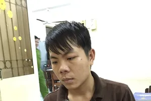 Nhậu say, nhảy ra đường chặn xe cảnh sát