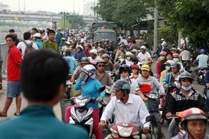 Hai thanh niên nhảy kênh khi thấy công an truy quét người nghiện