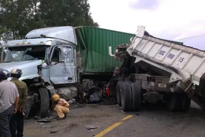 Tông phải xe đầu kéo đang lùi, tài xế xe ben tử vong tại chỗ