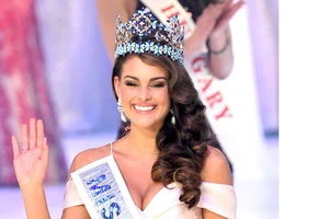 Khoảnh khắc đăng quang của Hoa hậu Thế giới 2014