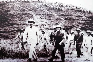 'Quân đội Việt Nam, anh hùng, truyền thống vẻ vang'