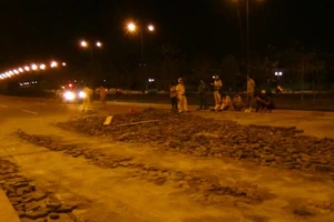 Xe tải văng bánh, hàng tấn gạch đổ tràn xuống đường