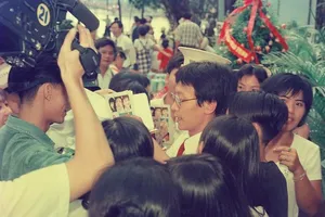 Lại Văn Sâm trong vòng vây người hâm mộ