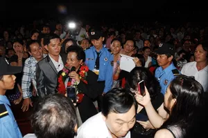 Chế Linh quỳ gối trước người hâm mộ