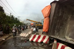 Xe tải gặp nạn, tài xế và phụ xe văng khỏi ca-bin