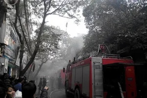 Cháy lớn ở Hà Nội: Huy động hàng trăm cảnh sát 