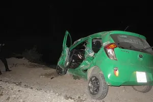 Taxi bị tàu đâm bẹp dúm trong đêm Noel