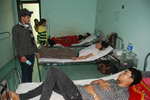 Bình gas mini phát nổ, ba học sinh nhập viện 