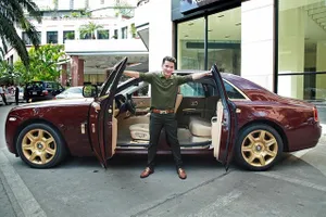 Mốt 'khoe' siêu xe của sao Việt